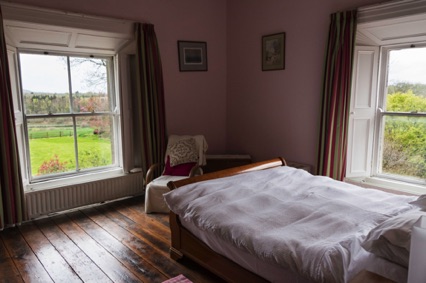 Pinkes Schlafzimmer mit Bad (nicht im Foto sichtbar)