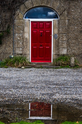 Traditionell rote irische Eingangstür
